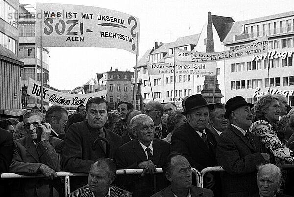 Kundgebung des VdK (Verband der Kriegsgeschaedigten) am 2. 10. 1973 mit ca. 25. 000 Teilnehmern in Bonn  Deutschland  Europa