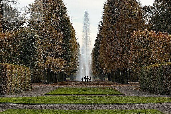 Spaziergänger  Silhouetten vor der Großen Fontäne  Großer Garten  tristes Herbstwetter  Herrenhäuser Gärten  Hannover  Niedersachsen