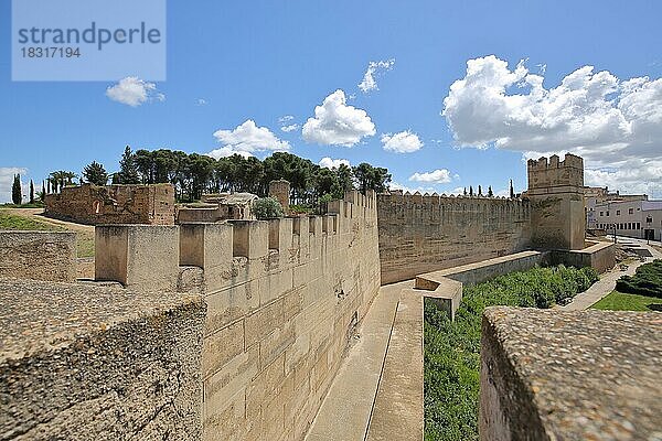 Stadtbefestigung Alcazaba mit Wehrturm und Stadtmauer in Badajoz  Extremadura  Spanien  Europa