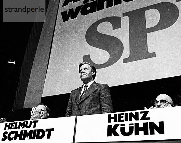Eine Wahlkundgebung der Sozialdemokratischen Partei Deutschlands (SPD) am 23.4.1975 in der Dortmunder Westfalenhalle.Willy Brandt  Helmut Schmidt  Heinz Kuehn v.l  Deutschland  Europa