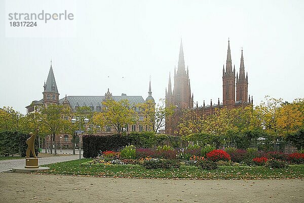 Dernsches Gelände mit Altes Rathaus und Marktkirche im Nebel  Herbst  Stimmung  Innenstadt  Wiesbaden  Taunus  Hessen  Deutschland  Europa