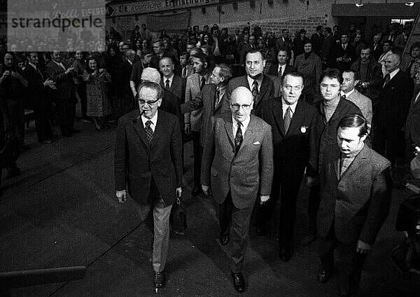 Die Kundgebung der SPD fuer die Ratifizierung der Ostvertraege am 23. 4. 1972 in der Westfalenhalle in Dortmund. v. l. n. r. Herbert Wehner  Heinz Kuehn  Werner Figgen  Deutschland  Europa