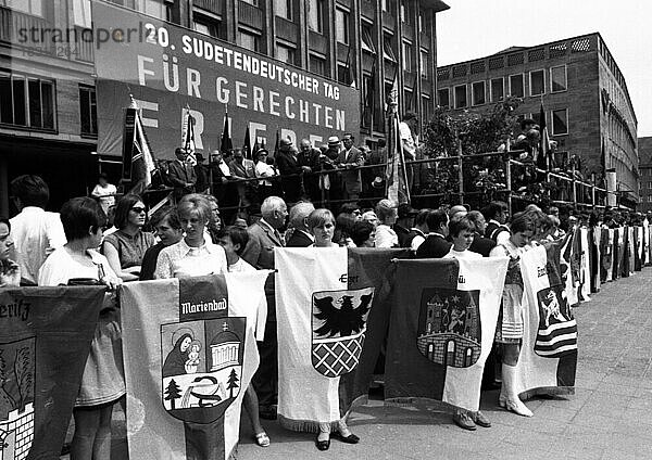 Jaehrlich begeht die Sudetendeutsche Landsmannschaft  hier am 27. 5. 1969 in Nuernberg  traditionell der Sudetendeutschen Tag  Deutschland  Europa