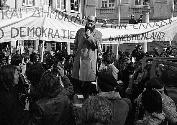 Griechen und Deutsche demonstrierten am 10. 3. 1973 in Bonn gegen die griechische Militaerjunta und fuer Freiheit in Griechenland  Deutschland  Europa