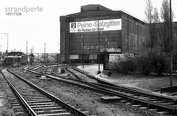 3000 Stahlarbeiter des Stahlwerks Peine-Salzgitter gingen 1982 aus Sorge um ihre Arbeitsplaetze zum Protest auf die Strasse. Stahlwerk in Ilsede  Deutschland  Europa