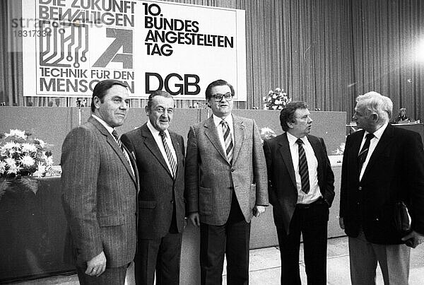10. Kongress der Angestellten im DGB im Oktober 1981.Hermann Heinemann  Friedhelm Farthmann  Hans Koschnik  N.N.  N. N. von rechts  Deutschland  Europa