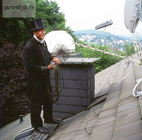 Schornsteinfeger in Berufsausuebung und beim Modellstehen im Fotostudio  hier am 5.05.1992 in Iserlohn  Deutschland  Europa