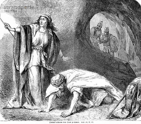 Samuel erscheint dem Saul zu Endor  Höhle  unterirdisch  Gang  belauschen  beobachten  zwei Männer  Götter  aufsteigen  Erde  König  sprechen  furchtlos  Stab  kriechen  Erdboden  Bibel  Altes Testament  Erstes Buch Samuelis  Kapitel 28  Vers 13  historische Illustration um 1850  Naher Osten