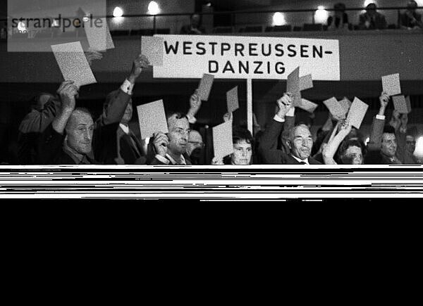 Die Aktion Widerstand und die Gemeinschaft Ostdeutscher Grundeigentuemer (GOG)  hier bei einem Kongress am 28. 2. 1971 in der Bonner Beethovenhalle  sind rechtsextreme Organisationen  Deutschland  Europa