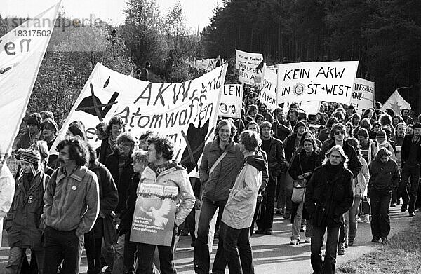 Mehr als 10.000 Kernkraft- und Atomwaffengegner demonstrierten fuer ihre Ziele am 25.10.1980 in Lingen  Deutschland  Europa