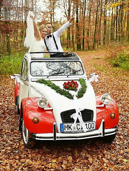 Die Ente  das Nostalgieauto (Citroen 2 CV)  hier die Version Dolly- der Jahre 1949 bis 1990 wird von jungen Leute heute als Hochzeitsauto genutzt  Deutschland  Europa