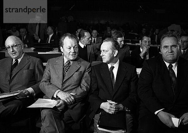 Die Arbeitnehmerkonferenz am 19. 10. 1973 in Duisburg setze sich mit prominenten SPD-Politikern und Gewerkschaftern fuer soziale Demokratie ein. Heinz Kuehn  Willy Brandt  Heinz-Oskar Vetter  Heinz Kluncker v. l  Deutschland  Europa