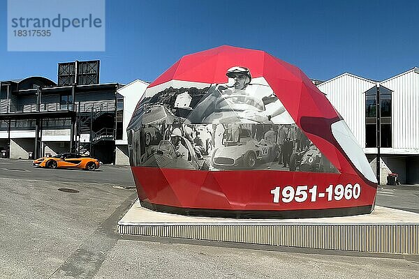 Open Air Museum Ausstellungsraum mit Ausstellung zu Rennsportgeschichte in Form von begehbarer Riesenhelm mit Jahreszahlen von Dekade 1951 bis 1960 Fünfziger Jahre  darüber historische Fotos von Autorennen  im Hintergrund links Sportwagen McLaren  Rennstrecke Circuit de Spa Francorchamps  Ardennenachterbahn  Ardennen  Malmedy  Belgien  Europa