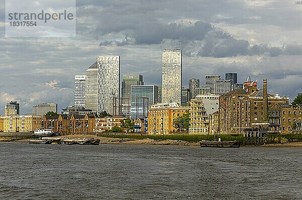 Blick von Rotherhithe auf Hochhaus-Bürogebäude in Canary Wharf  Docklands  London  England  UK