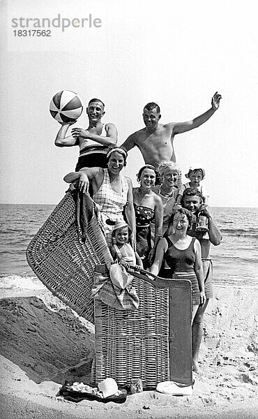 Badegruppe am Strand  witzig  lachen  9 in einem Strandkorb  Sommerferien  Ferien  Lebensfreude  etwa 1930er Jahre  Ostsee  Rügen  Mecklenburg-Vorpommern  Deutschland  Europa