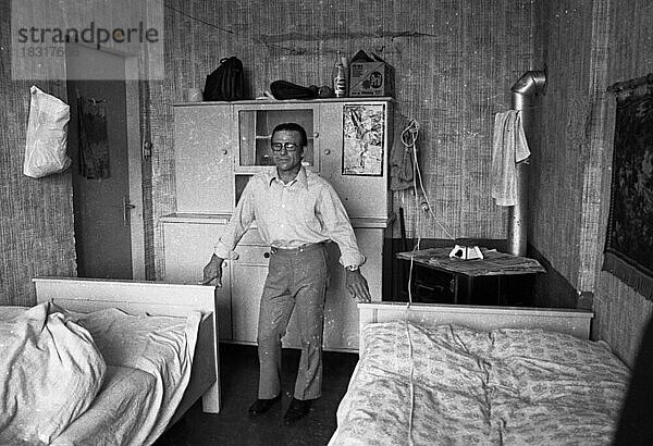 Schlafstellen zu vermieten verkuendet ein Schild im Dortmunder Norden  dahinter steckt 'Mietwucher mit Bruchbuden'  die dieses Foto am 13. 8. 1973 illustriert. Gastarbeiter sind die Mieter  die fuer ein Bett 90 DM zahlen und ein Zimmer mit mehreren teilen  Deutschland  Europa