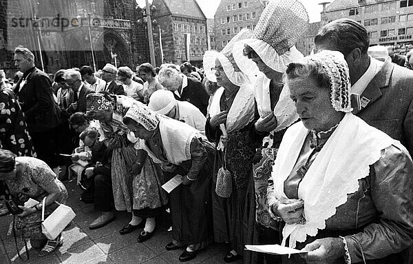 Jaehrlich begeht die Sudetendeutsche Landsmannschaft  hier am 27. 5. 1969 in Nuernberg  traditionell der Sudetendeutschen Tag  Deutschland  Europa