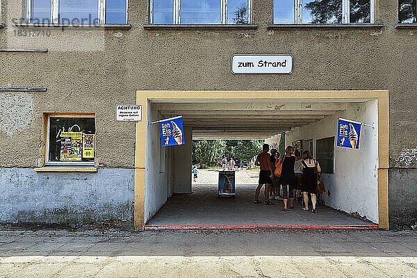 Fußgänger in Passage  altes Gebäude mit Durchgang  Schild mit Aufschrift zum Strand  Prora  Binz  Rügen  Mecklenburg-Vorpommern  Deutschland  Europa