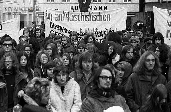 Der 5. Parteitag der rechtsradikalen NPD (Nationaldemokratische Partei Deutschlands) in der niedersaechsischen KLeinstadt Holzminden am 20. 11. 1971 loeste Protestdemonstrationen aus . Anti-NPD Protestdemonstration  Deutschland  Europa