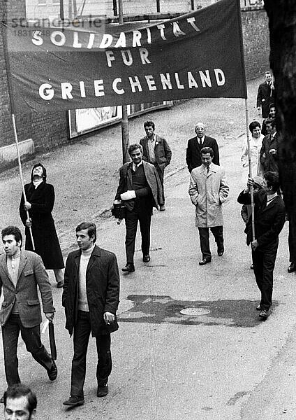 Eine Demonstration mit Folkloreelementen in Düsseldorf am 25. 5. 1971 gegen die Herrschaft einer Militaerjunta und fuer Demokratie in ihrem Lande von griechischen Gastarbeitern und Deutschen  Deutschland  Europa