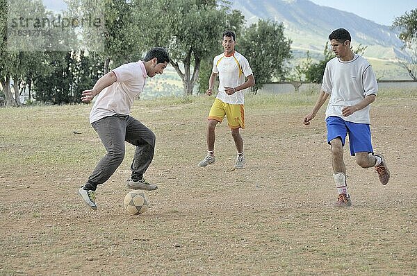 Männer spielen Fußball  Siedlung der ärmeren Bevölkerung außerhalb von Fes  Marokko  Afrika