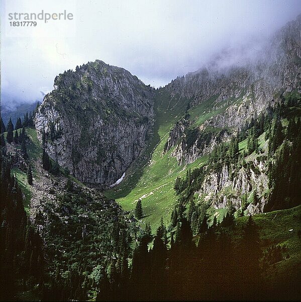 Bergwanderer im Allgäu  hier am 14.8.1992  in einer groesseren Gruppe unterwegs geniessen die gesunde Alpenluft und haben durch Aufstiege die noetige Bewegung  Deutschland  Europa