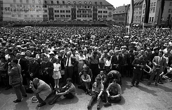 Jaehrlich begeht die Sudetendeutsche Landsmannschaft  hier am 27. 5. 1969 in Nuernberg  traditionell der Sudetendeutschen Tag  Deutschland  Europa