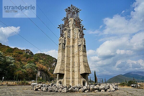 Die dreihundert Aragwier  Monument zum Gedenken an 300 Aragier die 1795 in der Schlacht von Krtsanisi kämpften und starben  am Ufer von dem Stausee Jinwali  Zhinvali  Schinwali  gestaut wird der Fluss Aragwi  Region Mzcheta-Mtianeti  Kaukasus  Georgien  Asien