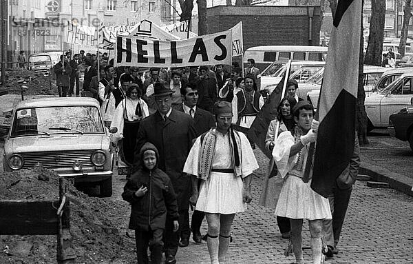 Eine Demonstration mit Folkloreelementen in Düsseldorf am 25. 5. 1971 gegen die Herrschaft einer Militaerjunta und fuer Demokratie in ihrem Lande von griechischen Gastarbeitern und Deutschen  Deutschland  Europa