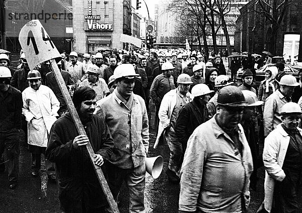 Mit einem spontanen Streik und einer Demonstration wehrten sich mehrere tausend Stahlwerker der Hoesch AG Westfalenhuette am 8. 2. 1973 mit der Forderung nach einem Preisausgleich von 14 Pfennig pro Stunde gegen die Inflation  Deutschland  Europa