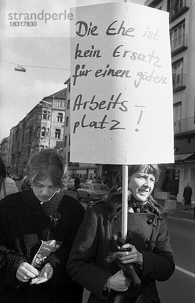 Die Lohngleichheit war eine der Hauptforderung der Frauen zur Demonstration zum Internationalen Frauentag am 08.03.1980 in Düsseldorf  Deutschland  Europa