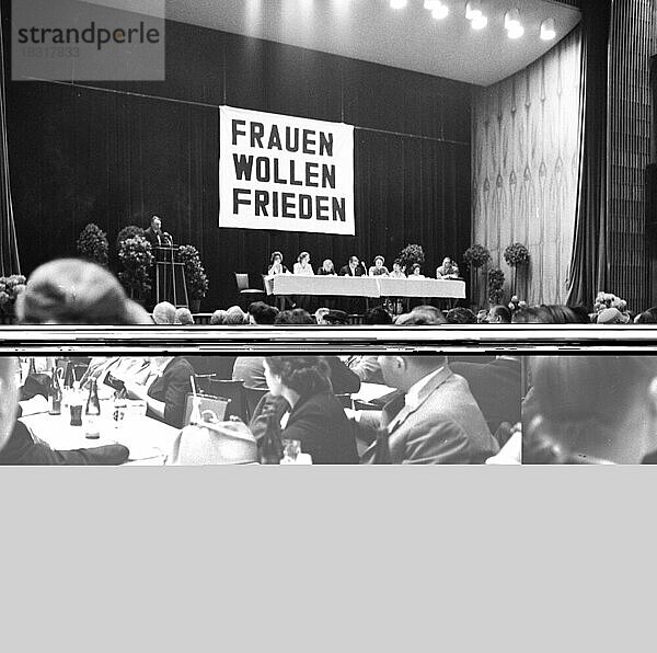 Negative Schlaglichter im Ruhrgebiet in den Jahren 1965 bis 1971. Positiv: Versammlung der Westdeutschen Frauenfriedensbewegung  Deutschland  Europa