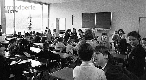 Uebervolle Klassen und genervter Lehrer einer Bochumer Hauptschule im Jahre 1966  Deutschland  Europa