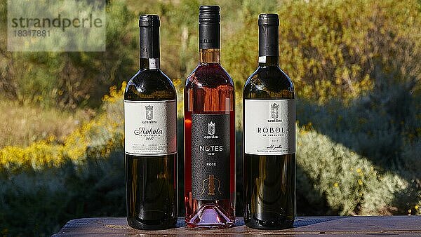 3 Weinflaschen nebeneinander  Tisch  Weingut Gentilini  Insel Kefalonia  Ionische Inseln  Griechenland  Europa
