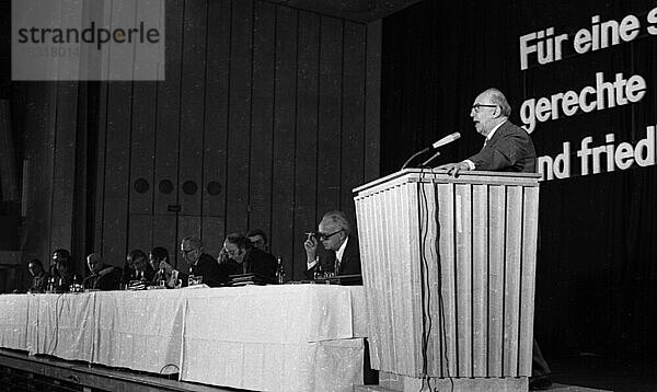 Frieden und Abruestung sind die Themen einer Konferenz der Friedensbewegung am 08.12.1974 in Bad Godesberg  Deutschland  Europa