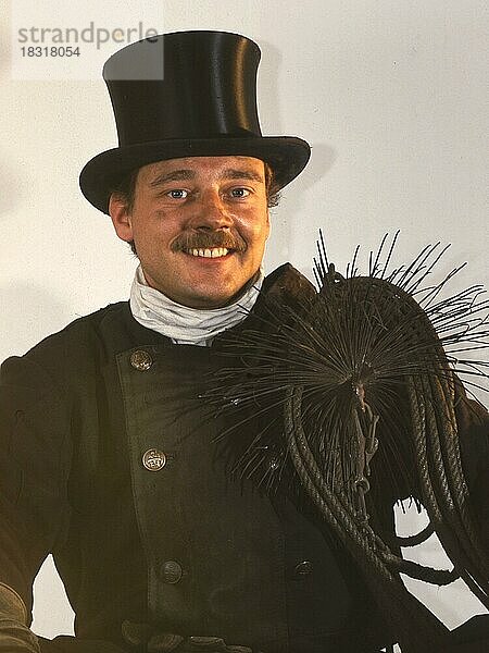 Schornsteinfeger in Berufsausuebung und beim Modellstehen im Fotostudio  hier am 5.05.1992 in Iserlohn  Deutschland  Europa