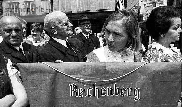 Jaehrlich begeht die Sudetendeutsche Landsmannschaft  hier am 27. 5. 1969 in Nuernberg  traditionell der Sudetendeutschen Tag  Deutschland  Europa