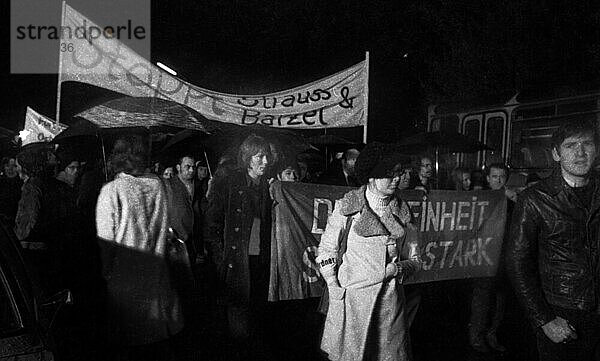 Anhaenger und Freunde der Regierungskoalition der SPD/FDP demonstrierten am 26. 4. 1972 in Bonn mit einem Fackelmarsch und Kundgebung fuer die Regierung und die Ratifizierung der Ostvertraege  Deutschland  Europa