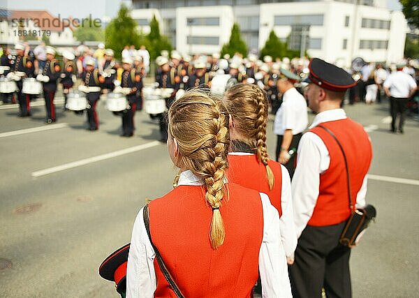 Teilnehmer und Zuschauer beim traditionellen Schuetzenumzug am 09.07.2017 in Iserlohn  Deutschland  Europa