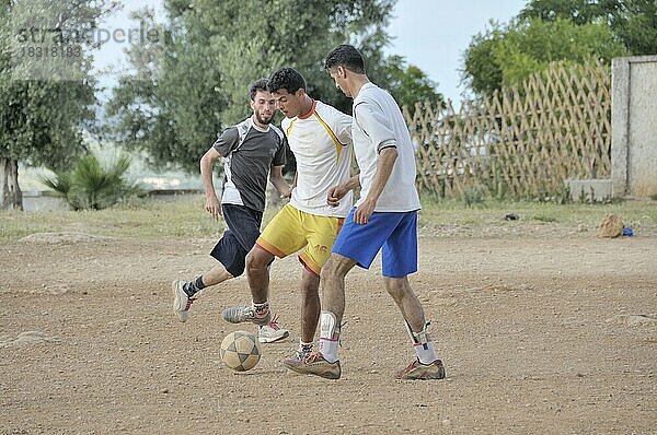 Männer spielen Fußball  Siedlung der ärmeren Bevölkerung außerhalb von Fes  Marokko  Afrika