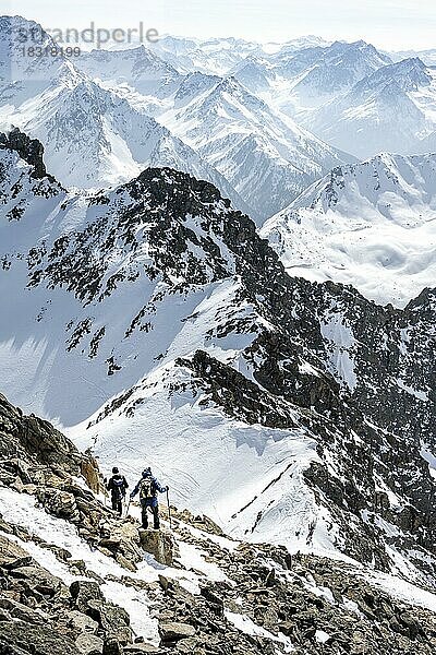 Bergsteiger am Gipfel des Sulzkogel  Berge im Winter  Sellraintal  Kühtai  Tirol  Österreich  Europa