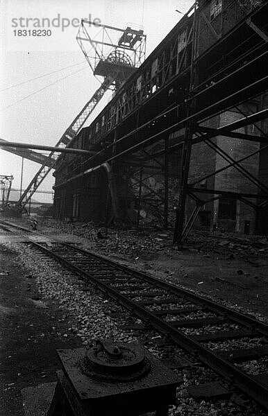 Stillgelegte Zechen  Ruinen der Zechen  und Kohlenhalden praegten das Bild des Ruhrreviers in den Jahren 1965 und 1966  Deutschland  Europa