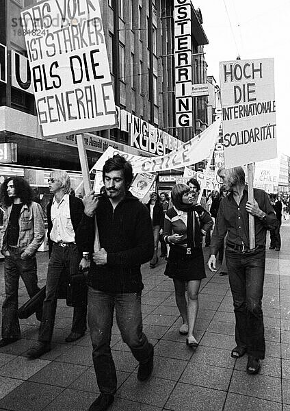 Gegen den Militaerputsch in Chile und fuer die Erhaltung der Demokratie demonstrierten am 12. 09. 1973 ueberwiegend Jugendliche durch die Fussgaenerzone in Dortmund  Deutschland  Europa