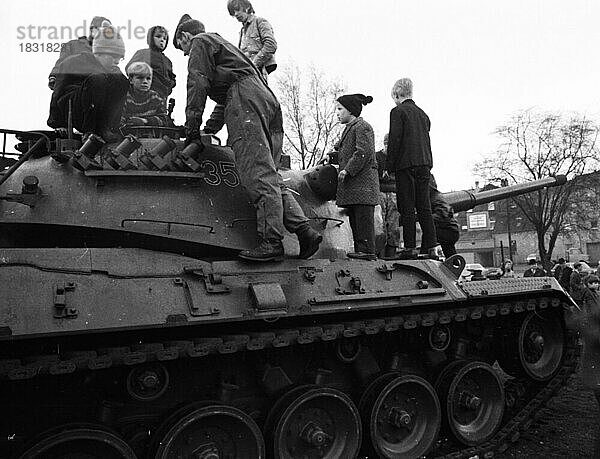 Die Waffenschau der Bundeswehr  hier im Jahre 1966 in Dortmund-Lüttgendortmund  fand das Interesse von Kindern und jungen Menschen Kriegsdienstgegner protestierten gegen di Kriegsdienstgegner protestierten gegen die Show  Deutschland  Europa