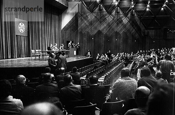 Aus Sorge um ihre Arbeitsplaetze demonstrierten Arbeiter und Angestellte der Firma Mannesmann bei einer Betriebsversammlung am 15.12.1979 in Hilden  Deutschland  Europa