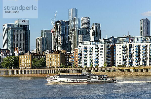 Uber-Boot-Wasser-Bus-Service vorbei an Canary Wharf  Isle of Dogs  London  England  UK