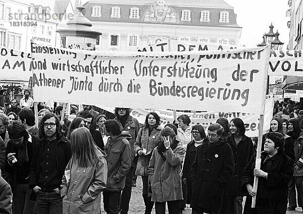 Griechen und Deutsche demonstrierten am 10. 3. 1973 in Bonn gegen die griechische Militaerjunta und fuer Freiheit in Griechenland  Deutschland  Europa