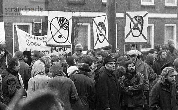 Die rechtsradikale Aktion Widerstand der NPD war eine bundesweite Antwort auf die Politik Willy Brandt auf Verstaendigung mit dem Osten im Jahre 1970. Diese erzeugten eine teils wuetende Reaktion linker Parteien und Gruppen bei den Au Auftritten von Alt-und Neonazis  DEU  Deutschland  Bonn  Hamburg  Essen  Europa