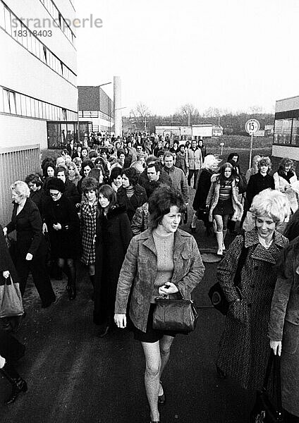 Die Arbeitsplaetze bei Siemens  hier bei einem Schichtwechsel am 26. 1. 1972 in Gladbeck  sind ueberwiegend Frauenarbeitsplaetze  Deutschland  Europa