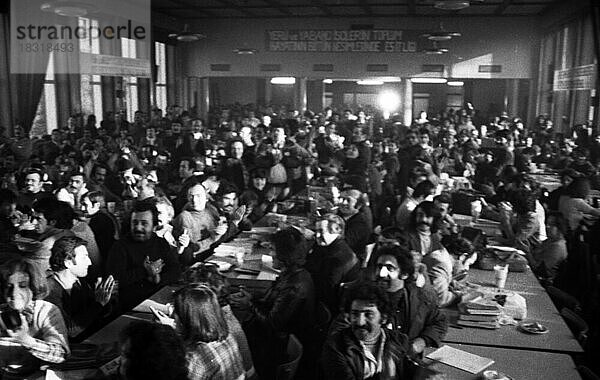 Die FIDEF  eine Organisation tuerkischer Arbeiter in Deutschland  bei einem Kongress am 27.02.1977 in Düsseldorf  Deutschland  Europa